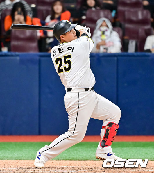 [OSEN=고척, 박준형 기자]  1일 오후 서울 고척 스카이돔에서 제1회 2025 KBO 퓨처스리그 챔피언결정전 KT 위즈와 상무의 경기가 진행됐다. 지난달 29일 열린 2025 퓨처스리그 챔피언 결정전 준결승전에서 남부리그 2위 KT는 북부리그 1위 한화 이글스에 10-6 역전승을 거뒀다. 남부리그 1위 상무는 북부리그 2위 LG 트윈스를 5-2로 꺾고 각각 결승 진출에 성공했다.3회말 2사 1루 상무 한동희가 안타를 날리고 있다.  2025.10.01 / soul1014@osen.co.kr