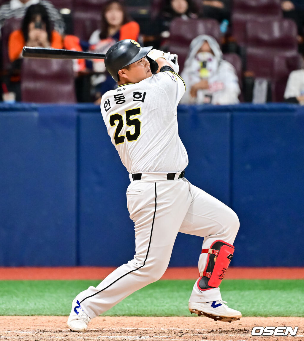 1일 오후 서울 고척 스카이돔에서 제1회 2025 KBO 퓨처스리그 챔피언결정전 KT 위즈와 상무의 경기가 진행됐다. 지난달 29일 열린 2025 퓨처스리그 챔피언 결정전 준결승전에서 남부리그 2위 KT는 북부리그 1위 한화 이글스에 10-6 역전승을 거뒀다. 남부리그 1위 상무는 북부리그 2위 LG 트윈스를 5-2로 꺾고 각각 결승 진출에 성공했다.3회말 2사 1루 상무 한동희가 안타를 날리고 있다.  2025.10.01 / soul1014@osen.co.kr
