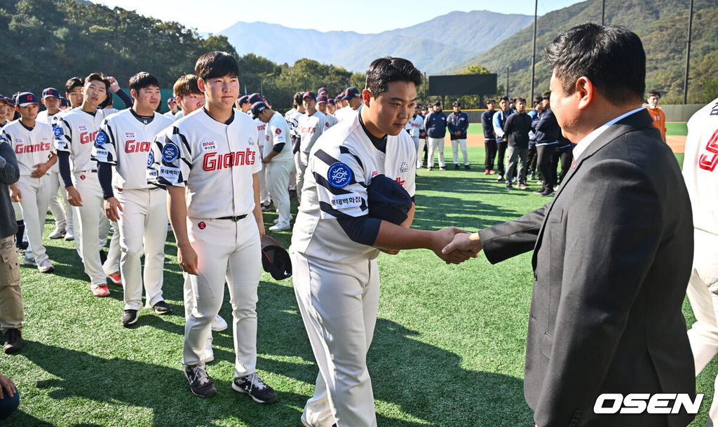 김태형 롯데 자이언츠 신임 감독이 25일 김해 상동야구장에서 선수들과 상견례를 갖고 있다. 2023.10.25 / foto0307@osen.co.kr