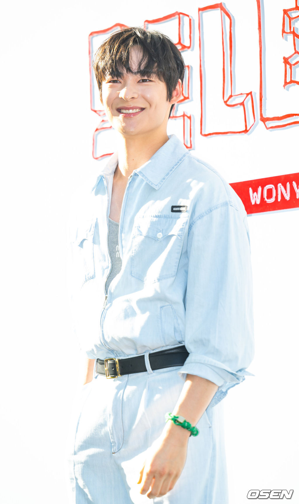 13일 오후 서울 압구정로 미우미우 청담점에서 아이브 장원영의 셀렉트 이벤트 포토월이 열렸다.이날 행사에서는 아이브 장원영, 모델 신현지, 손연재, 배우 송건희가 함께 참석했다.  배우 홍건희가 포토타임을 갖고 있다. 2024.05.13 / ksl0919@osen.co.kr