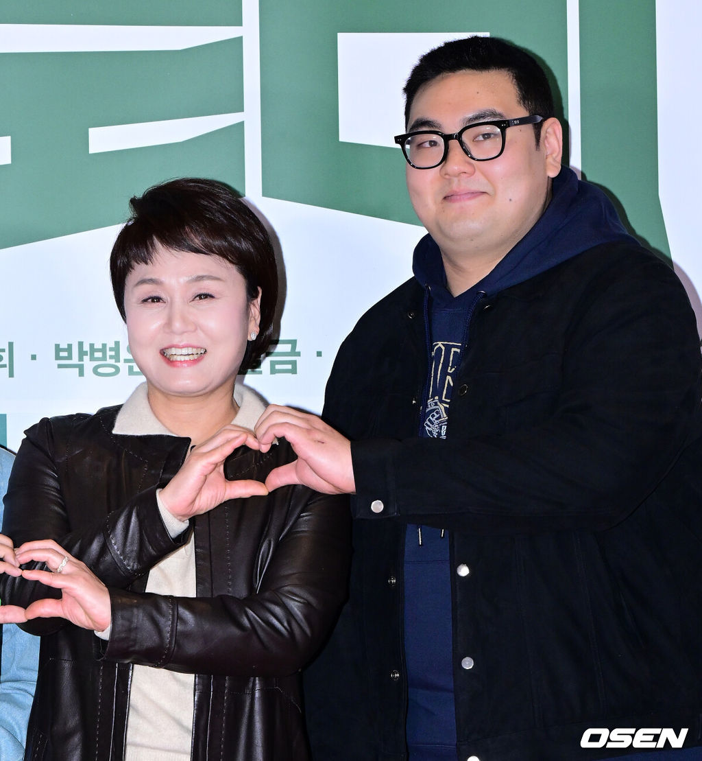 31일 오후 서울 잠실 롯데시네마 월드타워에서 영화 ‘로비’ VIP 시사회 포토월 행사가 열렸다.‘로비'는 연구밖에 모르던 스타트업 대표 창욱(하정우)이 4조 원의 국책사업을 따내기 위해 인생 첫 로비 골프를 시작하는 이야기. 오는 4월 2일 개봉.이경실, 손보승이 포토타임을 하고 있다. 2025.03.31 / jpnews@osen.co.kr