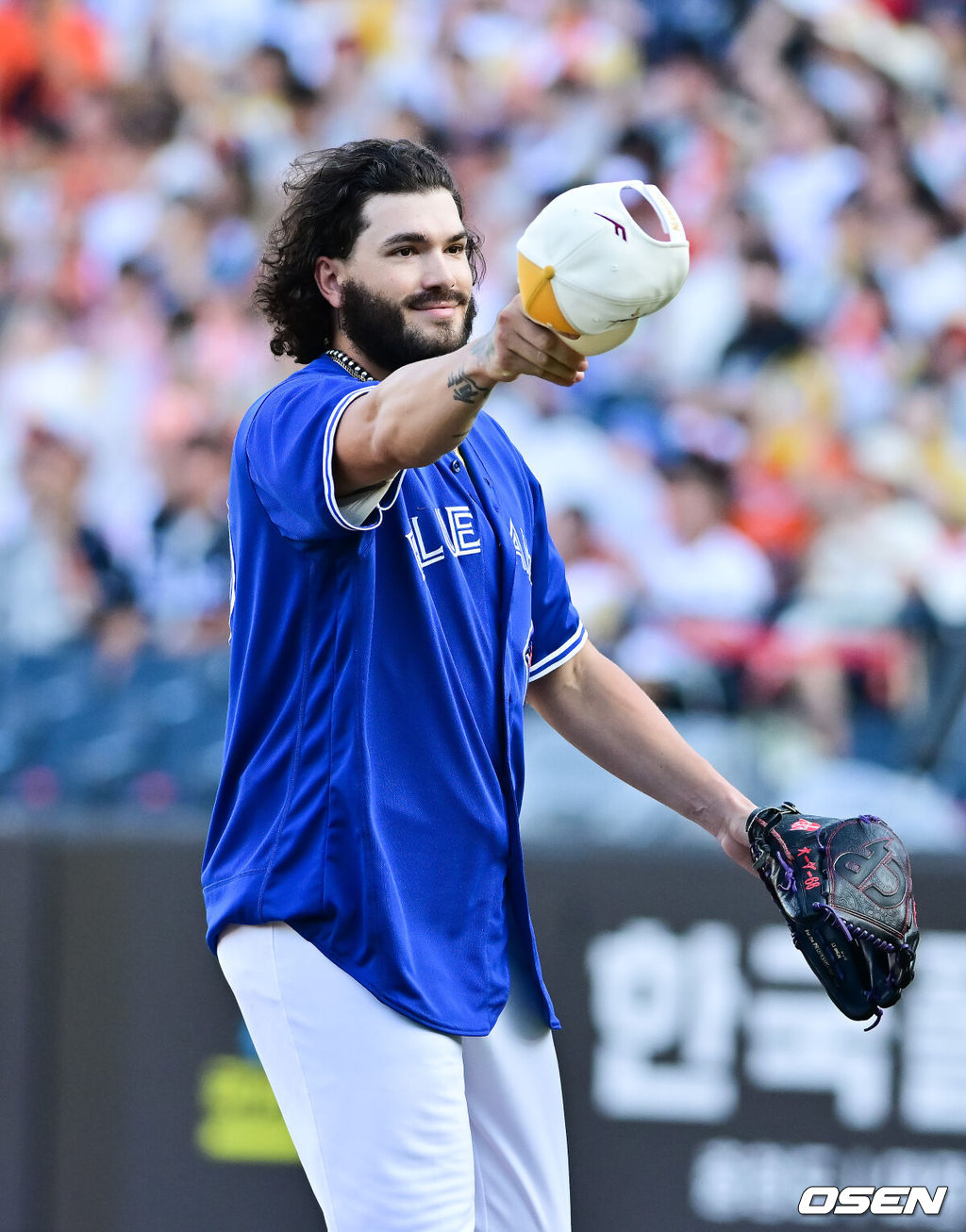 12일 오후 대전 한화생명볼파크에서 2025 신한 SOL뱅크 KBO 올스타전이 열렸다.13년 만에 대전에서 열리는 KBO 올스타전은 드림 올스타와 나눔올스타 대표로 나선 총 30명의 선수가 치열한 승부를 펼친다.1회초 선발투수 폰세가 류현진의 토론토 유니폼을 입고 팬들에게 인사하고 있다. 2025.07.12 / soul1014@osen.co.kr