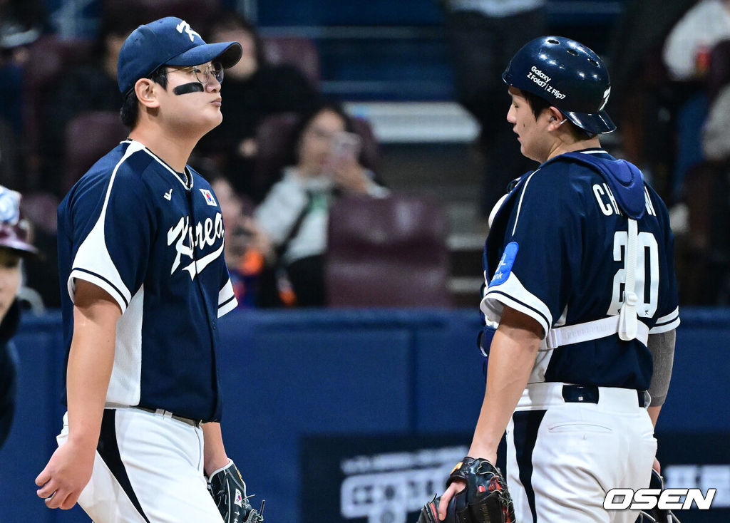 9일 서울 구로구 고척스카이돔에서 ‘2025 NAVER K-BASEBALL SERIES’ 대한민국 야구 대표팀과 체코 야구 대표팀의 평가전이 열렸다.한국은 9일 2025 K-베이스볼 시리즈 체코 대표팀과의 경기에 이어 오는 15일과 16일 양일에 걸쳐 도쿄돔에서 일본 대표팀과 2경기를 치른다. 5회말 2사 1, 3루 상황 체코 프로콥에게 적시타를 내준 한국 투수 김서현과 포수 조형우가 아쉬워하고 있다. 2025.11.09 / dreamer@osen.co.kr