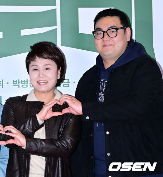 [OSEN=지형준 기자] 31일 오후 서울 잠실 롯데시네마 월드타워에서 영화 ‘로비’ VIP 시사회 포토월 행사가 열렸다.‘로비'는 연구밖에 모르던 스타트업 대표 창욱(하정우)이 4조 원의 국책사업을 따내기 위해 인생 첫 로비 골프를 시작하는 이야기. 오는 4월 2일 개봉.이경실, 손보승이 포토타임을 하고 있다. 2025.03.31 / jpnews@osen.co.kr