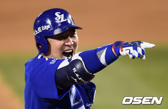 [OSEN=잠실, 이대선 기자] 11일 오후 서울 잠실야구장에서 열린 '2014 한국야쿠르트 세븐 프로야구 포스트시즌' 삼성 라이온즈와 넥센 히어로즈의 한국시리즈 6차전, 3회초 1사 1,3루에서 삼성 최형우가 우중간을 가르는 2타점 적시 3루타를 치고 환호하고 있다.삼성은 5차전에서 최형우의 극적인 끝내기로 상승세를 탔다. 이 분위기를 이어가기 위해 윤성환이 나선다. 윤성환은 한국시리즈 2차전에 선발 등판해 7이닝 1실점으로 호투했다. 비록 박병호에게 홈런 1개를 허용했지만 거의 완벽에 가까운 피칭을 선보였다. 데일리 MVP까지 수상하면서 최고의 하루를 보냈다. 이번엔 팀의 우승을 확정지을 수 있는 경기에 등판한다. 그의 팔에서 통합 4연패라는 역사가 쓰여 질수도 있다.이에 맞서는 넥센은 오재영이 선발 등판한다. 오재영은 정규시즌에서 삼성을 상대로 2경기에 등판해 1패 평균자책점 27.00(4이닝 12자책점)으로 부진했다. 그러나 그는 ‘페넌트레이스와 포스트시즌은 다르다’라는 걸 증명하듯이 3차전서 5이닝 무실점으로 호투했다. 비록 팀이 패하며 승리투수가 되지 못했으나 주변의 예상을 깨고 장원삼과의 대결에서 뒤지지 않았다.과연 삼성이 6차전 승리로 사상 첫 통합 4연패를 달성할지, 아니면 넥센이 승부를 7차전까지 끌고 갈지 주목된다./sunday@osen.co.kr