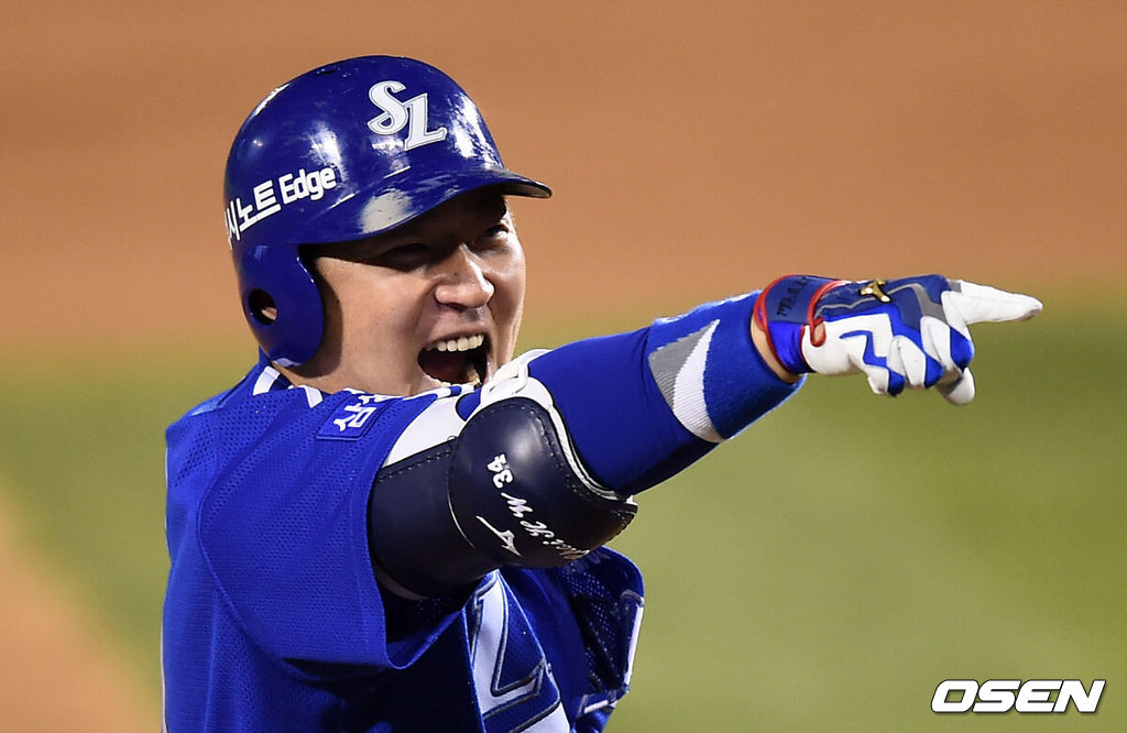 11일 오후 서울 잠실야구장에서 열린 '2014 한국야쿠르트 세븐 프로야구 포스트시즌' 삼성 라이온즈와 넥센 히어로즈의 한국시리즈 6차전, 3회초 1사 1,3루에서 삼성 최형우가 우중간을 가르는 2타점 적시 3루타를 치고 환호하고 있다.삼성은 5차전에서 최형우의 극적인 끝내기로 상승세를 탔다. 이 분위기를 이어가기 위해 윤성환이 나선다. 윤성환은 한국시리즈 2차전에 선발 등판해 7이닝 1실점으로 호투했다. 비록 박병호에게 홈런 1개를 허용했지만 거의 완벽에 가까운 피칭을 선보였다. 데일리 MVP까지 수상하면서 최고의 하루를 보냈다. 이번엔 팀의 우승을 확정지을 수 있는 경기에 등판한다. 그의 팔에서 통합 4연패라는 역사가 쓰여 질수도 있다.이에 맞서는 넥센은 오재영이 선발 등판한다. 오재영은 정규시즌에서 삼성을 상대로 2경기에 등판해 1패 평균자책점 27.00(4이닝 12자책점)으로 부진했다. 그러나 그는 ‘페넌트레이스와 포스트시즌은 다르다’라는 걸 증명하듯이 3차전서 5이닝 무실점으로 호투했다. 비록 팀이 패하며 승리투수가 되지 못했으나 주변의 예상을 깨고 장원삼과의 대결에서 뒤지지 않았다.과연 삼성이 6차전 승리로 사상 첫 통합 4연패를 달성할지, 아니면 넥센이 승부를 7차전까지 끌고 갈지 주목된다./sunday@osen.co.kr