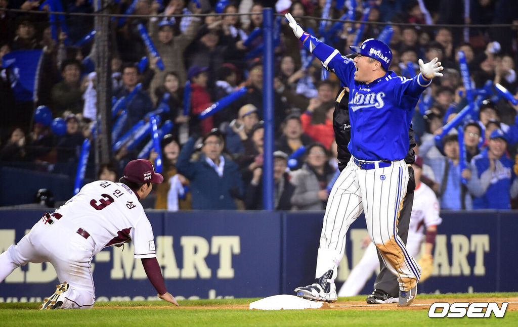 11일 오후 서울 잠실야구장에서 열린 '2014 한국야쿠르트 세븐 프로야구 포스트시즌' 삼성 라이온즈와 넥센 히어로즈의 한국시리즈 6차전,3회초 2사 1,3루 삼성 최형우가 2타점 3루타를 날리고 환호하고 있다.삼성은 5차전에서 최형우의 극적인 끝내기로 상승세를 탔다. 이 분위기를 이어가기 위해 윤성환이 나선다. 윤성환은 한국시리즈 2차전에 선발 등판해 7이닝 1실점으로 호투했다. 비록 박병호에게 홈런 1개를 허용했지만 거의 완벽에 가까운 피칭을 선보였다. 데일리 MVP까지 수상하면서 최고의 하루를 보냈다. 이번엔 팀의 우승을 확정지을 수 있는 경기에 등판한다. 그의 팔에서 통합 4연패라는 역사가 쓰여 질수도 있다.이에 맞서는 넥센은 오재영이 선발 등판한다. 오재영은 정규시즌에서 삼성을 상대로 2경기에 등판해 1패 평균자책점 27.00(4이닝 12자책점)으로 부진했다. 그러나 그는 ‘페넌트레이스와 포스트시즌은 다르다’라는 걸 증명하듯이 3차전서 5이닝 무실점으로 호투했다. 비록 팀이 패하며 승리투수가 되지 못했으나 주변의 예상을 깨고 장원삼과의 대결에서 뒤지지 않았다.과연 삼성이 6차전 승리로 사상 첫 통합 4연패를 달성할지, 아니면 넥센이 승부를 7차전까지 끌고 갈지 주목된다./soul1014@osen.co.kr