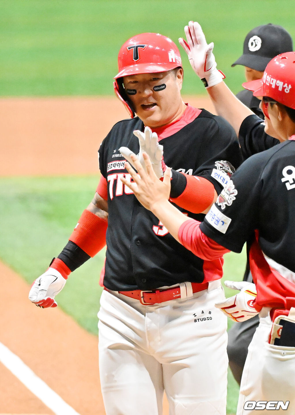 24일 서울 고척스카이돔에서 ‘2025 신한 SOL Bank KBO리그’ 키움 히어로즈와 KIA 타이거즈의 경기가 열렸다.키움은 김윤하, KIA는 윤영철을 선발로 내세웠다.1회초 1사 주자 1,2루 KIA 최형우가 중월 선취 스리런 홈런을 때린 후 홈을 밟으며 축하를 받고 있다. 2025.06.24 / rumi@osen.co.kr