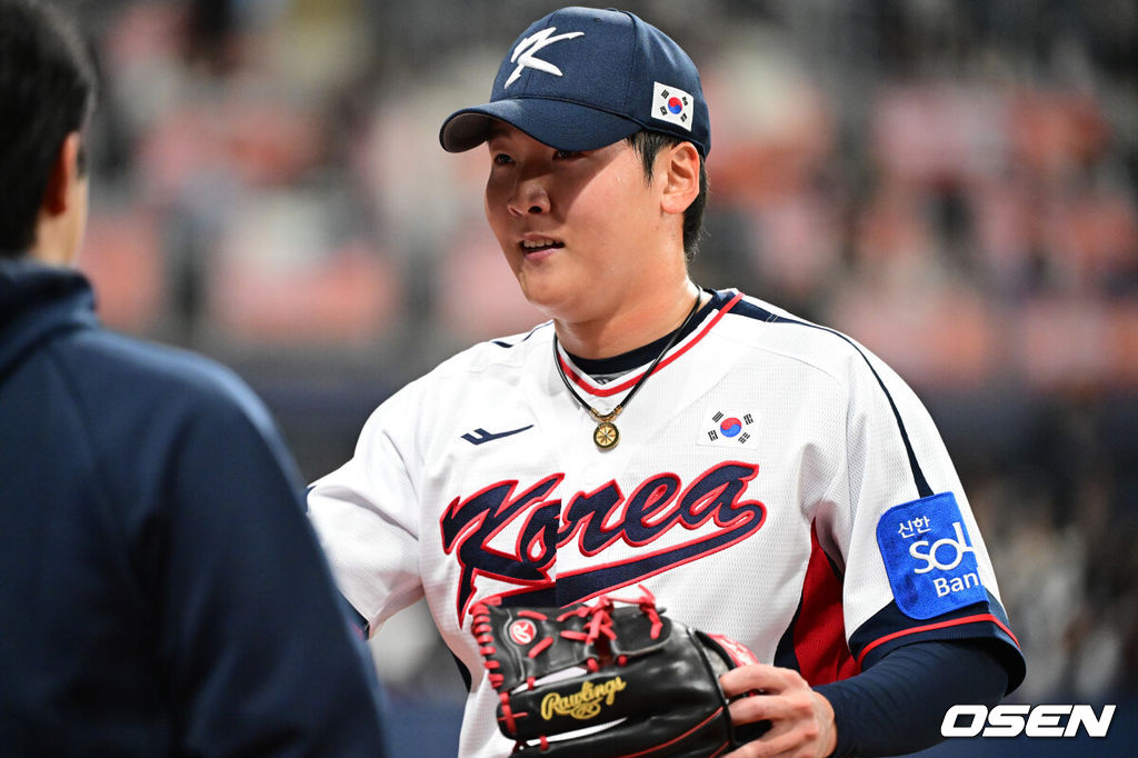 8일 서울 구로구 고척스카이돔에서 ‘2025 NAVER K-BASEBALL SERIES’ 대한민국 야구 대표팀과 체코 야구 대표팀의 경기가 열렸다.한국은 8일과 9일 2025 K-베이스볼 시리즈 체코 대표팀과의 2경기를 시작으로 15일과 16일 양일에 걸쳐 도쿄돔에서 일본 대표팀과 2경기를 치른다. 5회초 이닝을 마친 한국 최준용이 더그아웃으로 향하고 있다. 2025.11.08 /cej@osen.co.kr