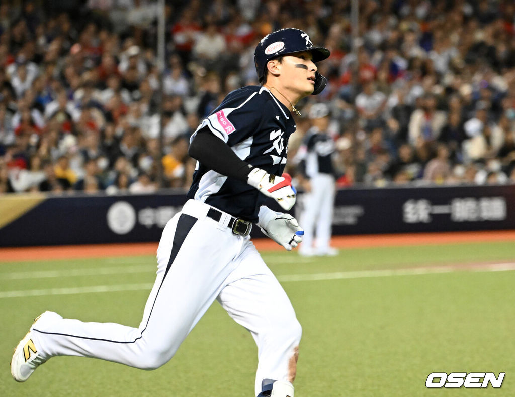 그 어떤 대표팀보다 분위기가 좋다고 자부했던 류중일호가 프리미어12 B조 조별예선 첫 경기에서 충격패를 당했다. 류중일 감독이 이끄는 한국 야구대표팀은 13일 대만 타이베이 타이베이돔에서 펼쳐진 2024 WBSC 프리미어12 B조 조별예선 대만과의 1차전에서 3-6으로 패했다. 9회초 무사에서 한국 윤동희가 파울을 치고 그라운드를 달리고 있다. 2024.11.13 /sunday@osen.co.kr