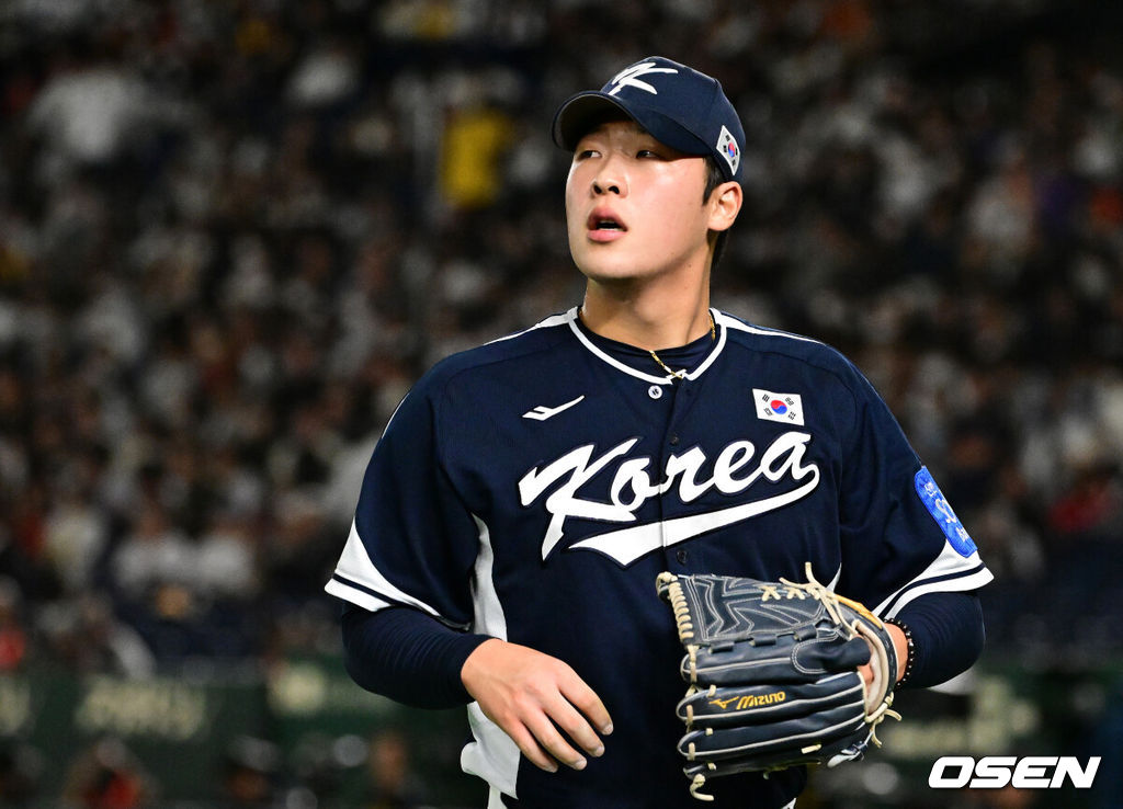 15일 일본 도쿄돔에서 ‘2025 NAVER K-BASEBALL SERIES’ 대한민국과 일본의 1차전 경기가 열렸다.한국은 곽빈, 일본은 소타니 류헤이를 선발투수로 내세웠다.8회말 수비를 마친 대한민국 이민석이 더그아웃으로 향하고 있다. 2025.11.15. /cej@osen.co.kr