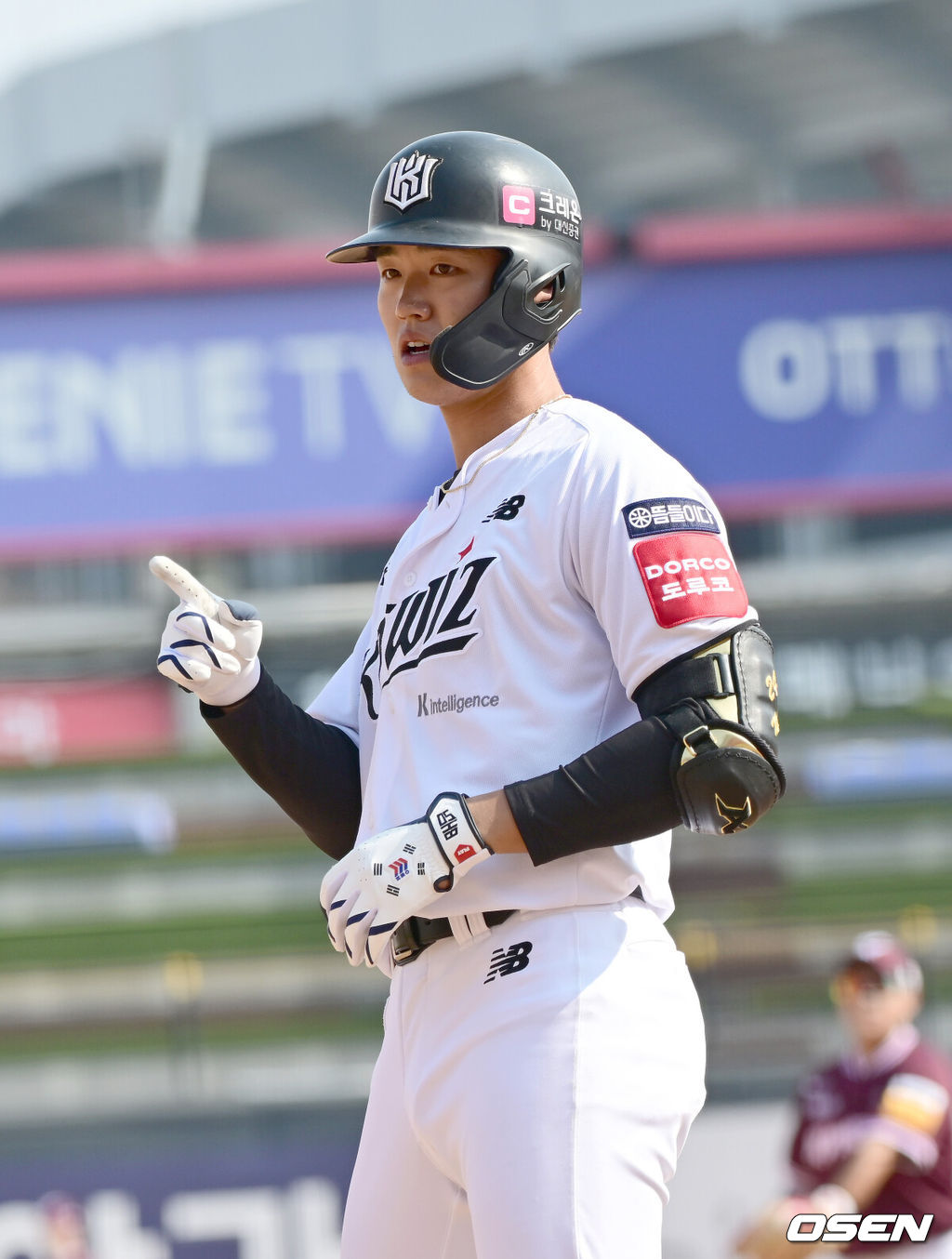 10일 오후 수원KT위즈파크에서  2025 신한 SOL뱅크 KBO 리그 시범경기 KT 위즈와 키움 히어로즈의 경기가 열렸다.KBO리그 10개 구단은 오는 18일까지 시범경기 10경기를 소화한다. 2025시즌 개막전은 오는 22일 개최된다. 개막전 매치업은 LG-롯데(서울 잠실구장), KIA-NC(광주-기아챔피언스필드), SSG-두산(인천 SSG랜더스필드), KT-한화(수원 KT위즈파크), 삼성-키움(대구 삼성라이온즈파크)이다.5회말 1사 2루 KT 윤준혁이 1타점 적시타를 날린 뒤 세리머니를 하고 있다. 2025.03.10 / ksl0919@osen.co.kr