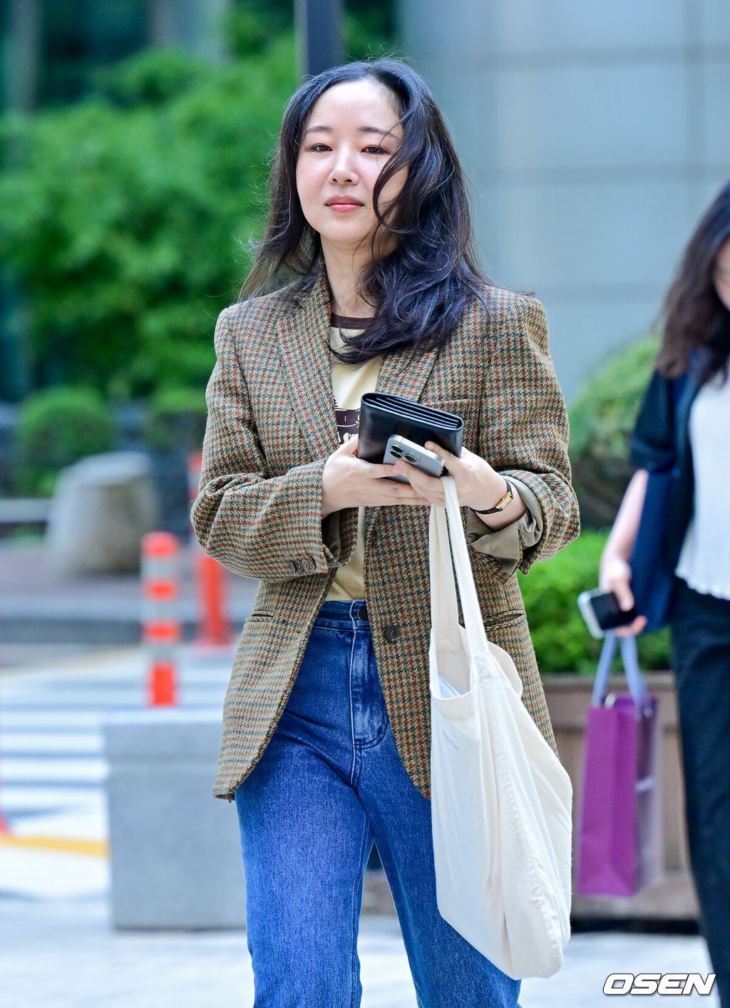 11일 서울중앙지방법원 형사31부가 하이브가 민희진 전 어도어 대표를 상대로 제기한 주주간계약 해지 확인 소송과, 민희진 전 대표가 하이브를 상대로 낸 풋옵션 관련 주식매매대금 청구 소송의 마지막 변론기일을 진행했다.재판부는 하이브 측 증인 신문과 구두 변론을 마친 뒤 선고기일을 정할 예정이다. 앞서 지난 6월 열린 3차 변론에서 하이브는 민희진 전 대표가 뉴진스 멤버 부모들을 회유하고 세세한 지시를 내리며 입장을 조율했다고 주장하며, 이는 ‘뉴진스 빼가기’ 계획의 일환으로 주주간계약 위반에 해당한다고 강조했다.민 전 대표는 지난해 4월부터 하이브와 법적 갈등을 이어오고 있으며, 하이브는 경영권 탈취와 배임 의혹 등을 이유로 감사에 착수했다. 반면 민 전 대표는 뉴진스 콘셉트 표절 문제가 갈등의 핵심이라고 맞서며 양측의 대립이 심화됐다.민희진 전 대표가 출석하고 있다. 2025.09.11 / soul1014@osen.co.kr