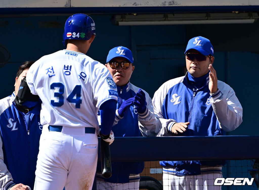 14일 오후 대구 삼성라이온즈파크에  2025 신한 SOL뱅크 KBO 리그 시범경기 삼성 라이온즈와 LG 트윈스의 경기가 열렸다.KBO리그 10개 구단은 오는 18일까지 시범경기 10경기를 소화한다. 2025시즌 개막전은 오는 22일 개최된다. 개막전 매치업은 LG-롯데(서울 잠실구장), KIA-NC(광주-기아챔피언스필드), SSG-두산(인천 SSG랜더스필드), KT-한화(수원 KT위즈파크), 삼성-키움(대구 삼성라이온즈파크)이다.4회말 삼성 전병우가 솔로 홈런을 날린 뒤 더그아웃에서 박진만 감독과기쁨을 나누고 있다. 2025.03.14 / ksl0919@osen.co.kr