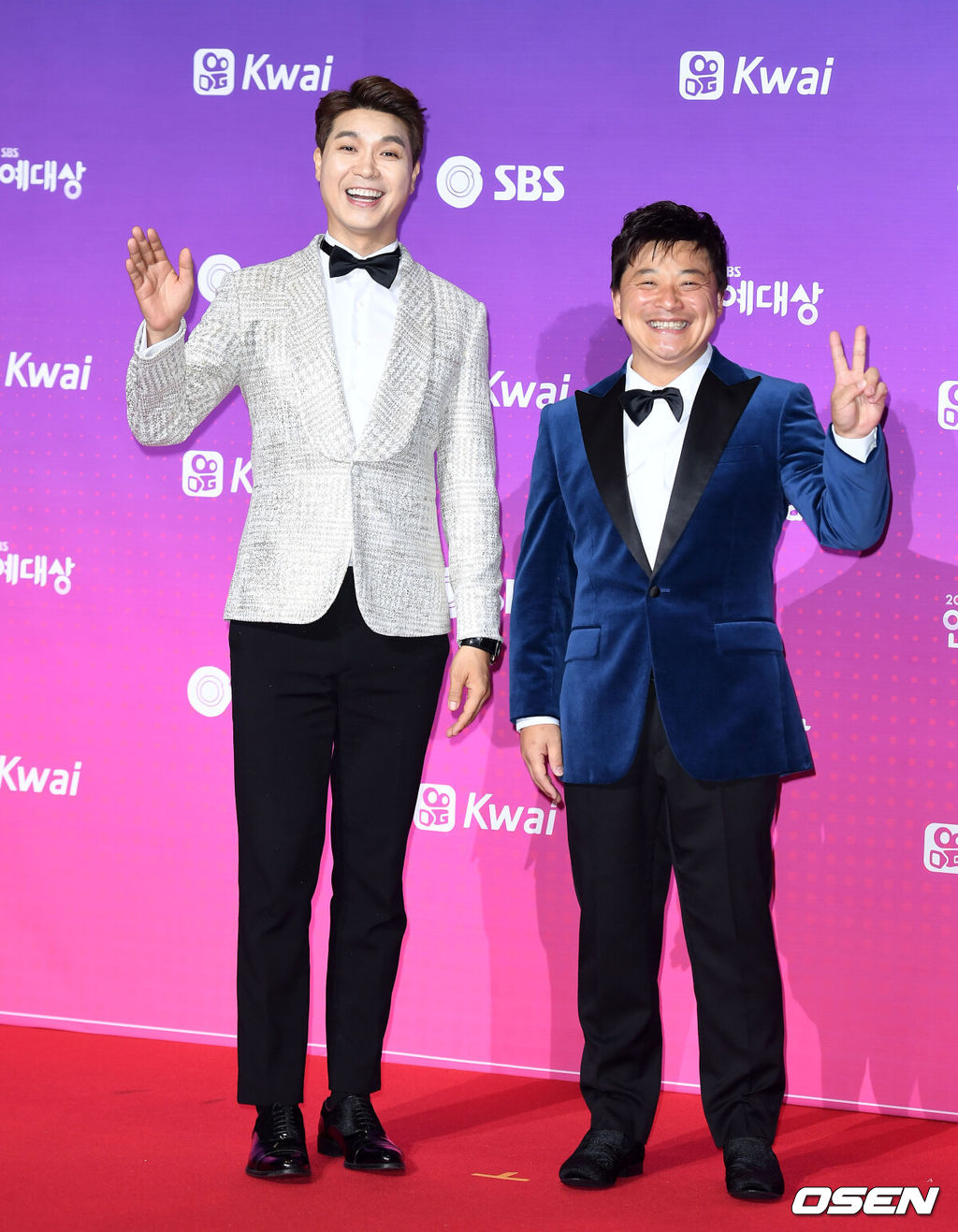 30일 오후 서울 상암동 SBS 프리즘 타워에서 '2017 SBS 연예대상' 레드카펫 행사가 열렸다.개그맨 박수홍, 윤정수가 레드카펫을 밟고 있다./sunday@osen.co.kr