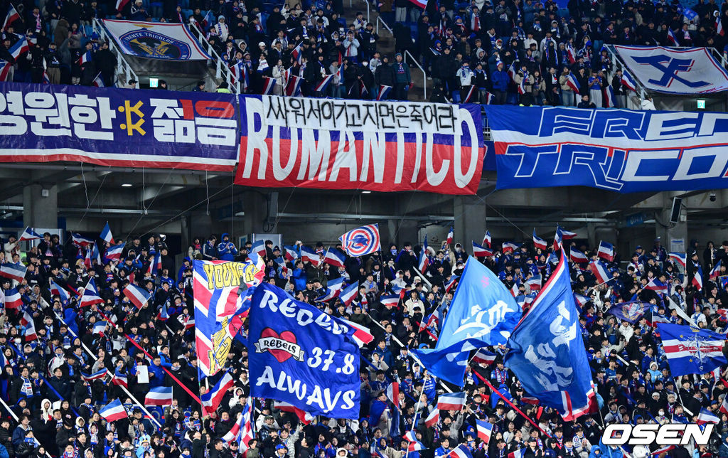 3일 오후 경기도 수원월드컵경기장에서 ‘K리그 승강 플레이오프(PO)’ 1차전 수원 삼성과 제주 SK의 경기가 열렸다.K리그1 11위인 제주와 K리그2 2위인 수원의 격돌이다. 1부리그의 주인공을 정하는 이번 승강 PO는 홈 앤드 어웨이 방식으로 치러진다. 3일 수원에서 1차전을 치른 뒤 7일 제주월드컵경기장으로 장소를 옮겨 2차전을 벌인다.경기를 앞두고 수원 홈 팬들이 응원을 펼치고 있다. 2025.12.03 / dreamer@osen.co.kr