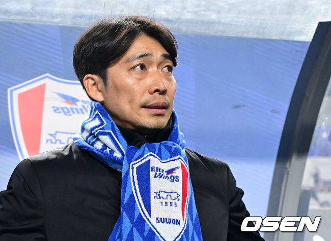 [OSEN=수원월드컵경기장, 최규한 기자] 3일 오후 경기도 수원월드컵경기장에서 ‘K리그 승강 플레이오프(PO)’ 1차전 수원 삼성과 제주 SK의 경기가 열렸다.K리그1 11위인 제주와 K리그2 2위인 수원의 격돌이다. 1부리그의 주인공을 정하는 이번 승강 PO는 홈 앤드 어웨이 방식으로 치러진다. 3일 수원에서 1차전을 치른 뒤 7일 제주월드컵경기장으로 장소를 옮겨 2차전을 벌인다.경기를 앞두고 수원 변성환 감독이 피치를 바라보고 있다. 2025.12.03 / dreamer@osen.co.kr