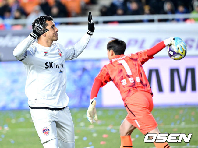 [OSEN=수원월드컵경기장, 최규한 기자] 3일 오후 경기도 수원월드컵경기장에서 ‘K리그 승강 플레이오프(PO)’ 1차전 수원 삼성과 제주 SK의 경기가 열렸다.K리그1 11위인 제주와 K리그2 2위인 수원의 격돌이다. 1부리그의 주인공을 정하는 이번 승강 PO는 홈 앤드 어웨이 방식으로 치러진다. 3일 수원에서 1차전을 치른 뒤 7일 제주월드컵경기장으로 장소를 옮겨 2차전을 벌인다.후반 제주 유리 조나탄이 페널티킥 선제골을 작렬시킨 뒤 기뻐하고 있다. 2025.12.03 / dreamer@osen.co.kr