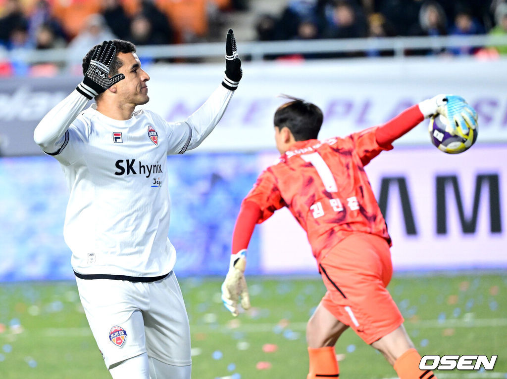 3일 오후 경기도 수원월드컵경기장에서 ‘K리그 승강 플레이오프(PO)’ 1차전 수원 삼성과 제주 SK의 경기가 열렸다.K리그1 11위인 제주와 K리그2 2위인 수원의 격돌이다. 1부리그의 주인공을 정하는 이번 승강 PO는 홈 앤드 어웨이 방식으로 치러진다. 3일 수원에서 1차전을 치른 뒤 7일 제주월드컵경기장으로 장소를 옮겨 2차전을 벌인다.후반 제주 유리 조나탄이 페널티킥 선제골을 작렬시킨 뒤 기뻐하고 있다. 2025.12.03 / dreamer@osen.co.kr