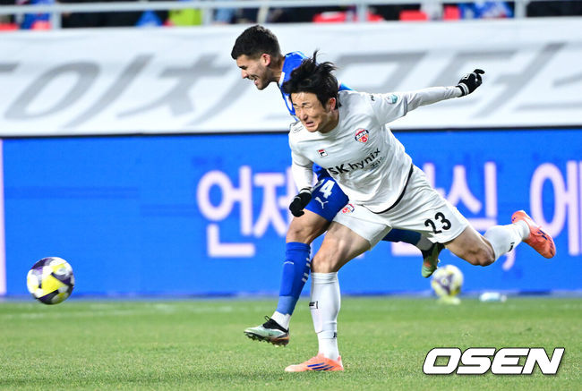 [OSEN=수원월드컵경기장, 최규한 기자] 3일 오후 경기도 수원월드컵경기장에서 ‘K리그 승강 플레이오프(PO)’ 1차전 수원 삼성과 제주 SK의 경기가 열렸다.K리그1 11위인 제주와 K리그2 2위인 수원의 격돌이다. 1부리그의 주인공을 정하는 이번 승강 PO는 홈 앤드 어웨이 방식으로 치러진다. 3일 수원에서 1차전을 치른 뒤 7일 제주월드컵경기장으로 장소를 옮겨 2차전을 벌인다.전반 수원 브루노 실바와 임창우가 볼다툼을 벌이고 있다. 2025.12.03 / dreamer@osen.co.kr