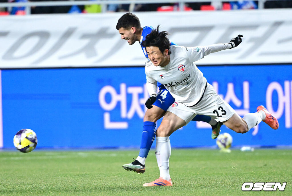 3일 오후 경기도 수원월드컵경기장에서 ‘K리그 승강 플레이오프(PO)’ 1차전 수원 삼성과 제주 SK의 경기가 열렸다.K리그1 11위인 제주와 K리그2 2위인 수원의 격돌이다. 1부리그의 주인공을 정하는 이번 승강 PO는 홈 앤드 어웨이 방식으로 치러진다. 3일 수원에서 1차전을 치른 뒤 7일 제주월드컵경기장으로 장소를 옮겨 2차전을 벌인다.전반 수원 브루노 실바와 임창우가 볼다툼을 벌이고 있다. 2025.12.03 / dreamer@osen.co.kr