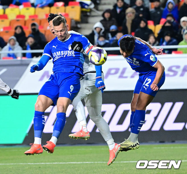 [OSEN=수원월드컵경기장, 최규한 기자] 3일 오후 경기도 수원월드컵경기장에서 ‘K리그 승강 플레이오프(PO)’ 1차전 수원 삼성과 제주 SK의 경기가 열렸다.K리그1 11위인 제주와 K리그2 2위인 수원의 격돌이다. 1부리그의 주인공을 정하는 이번 승강 PO는 홈 앤드 어웨이 방식으로 치러진다. 3일 수원에서 1차전을 치른 뒤 7일 제주월드컵경기장으로 장소를 옮겨 2차전을 벌인다.전반 수원 일류첸코가 헤더슛을 시도하고 있다. 2025.12.03 / dreamer@osen.co.kr