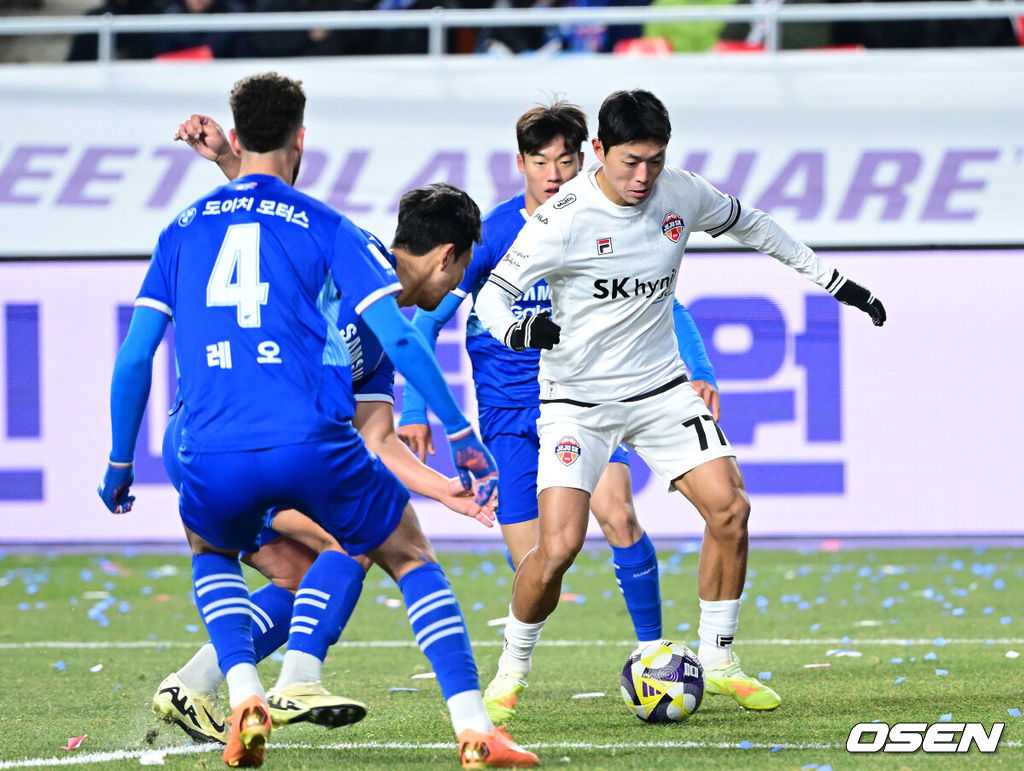 3일 오후 경기도 수원월드컵경기장에서 ‘K리그 승강 플레이오프(PO)’ 1차전 수원 삼성과 제주 SK의 경기가 열렸다.K리그1 11위인 제주와 K리그2 2위인 수원의 격돌이다. 1부리그의 주인공을 정하는 이번 승강 PO는 홈 앤드 어웨이 방식으로 치러진다. 3일 수원에서 1차전을 치른 뒤 7일 제주월드컵경기장으로 장소를 옮겨 2차전을 벌인다.후반 제주 김승섭이 돌파를 펼치고 있다. 2025.12.03 / dreamer@osen.co.kr