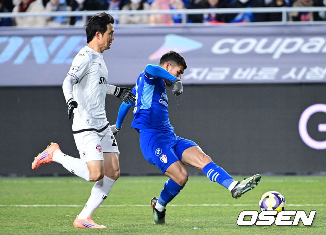 [OSEN=수원월드컵경기장, 최규한 기자] 3일 오후 경기도 수원월드컵경기장에서 ‘K리그 승강 플레이오프(PO)’ 1차전 수원 삼성과 제주 SK의 경기가 열렸다.K리그1 11위인 제주와 K리그2 2위인 수원의 격돌이다. 1부리그의 주인공을 정하는 이번 승강 PO는 홈 앤드 어웨이 방식으로 치러진다. 3일 수원에서 1차전을 치른 뒤 7일 제주월드컵경기장으로 장소를 옮겨 2차전을 벌인다.전반 수원 브루노 실바가 슈팅을 시도하고 있다. 2025.12.03 / dreamer@osen.co.kr
