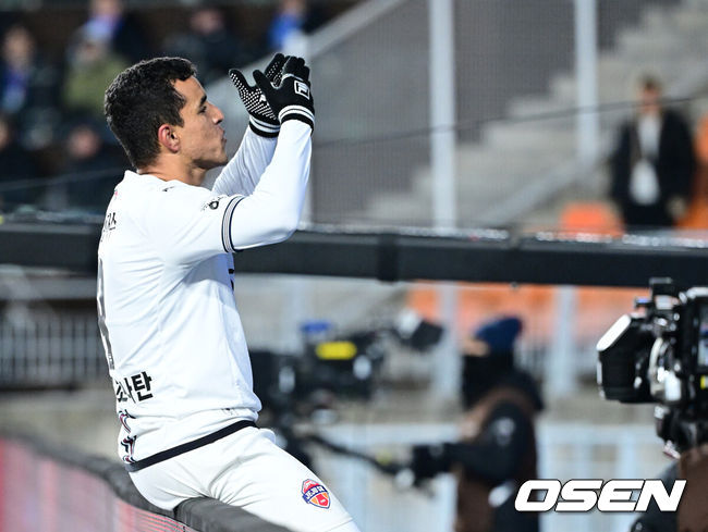 [OSEN=수원월드컵경기장, 최규한 기자] 3일 오후 경기도 수원월드컵경기장에서 ‘K리그 승강 플레이오프(PO)’ 1차전 수원 삼성과 제주 SK의 경기가 열렸다.K리그1 11위인 제주와 K리그2 2위인 수원의 격돌이다. 1부리그의 주인공을 정하는 이번 승강 PO는 홈 앤드 어웨이 방식으로 치러진다. 3일 수원에서 1차전을 치른 뒤 7일 제주월드컵경기장으로 장소를 옮겨 2차전을 벌인다.후반 제주 유리 조나탄이 페널티킥 선제골을 작렬시킨 뒤 기뻐하고 있다. 2025.12.03 / dreamer@osen.co.kr