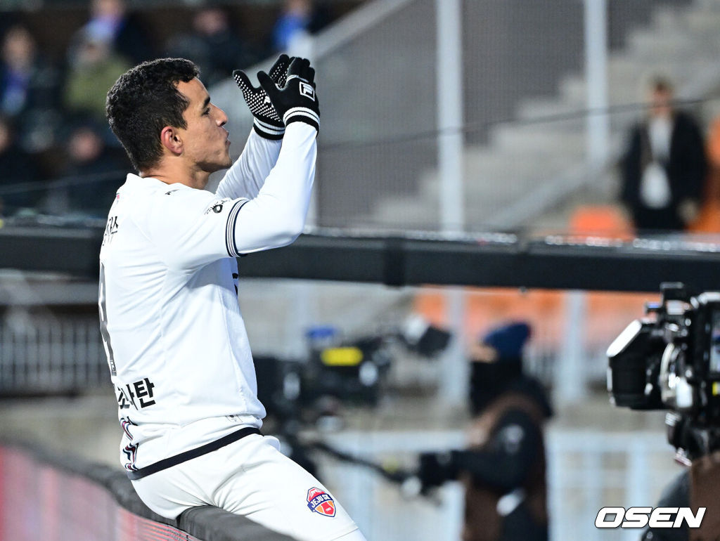 3일 오후 경기도 수원월드컵경기장에서 ‘K리그 승강 플레이오프(PO)’ 1차전 수원 삼성과 제주 SK의 경기가 열렸다.K리그1 11위인 제주와 K리그2 2위인 수원의 격돌이다. 1부리그의 주인공을 정하는 이번 승강 PO는 홈 앤드 어웨이 방식으로 치러진다. 3일 수원에서 1차전을 치른 뒤 7일 제주월드컵경기장으로 장소를 옮겨 2차전을 벌인다.후반 제주 유리 조나탄이 페널티킥 선제골을 작렬시킨 뒤 기뻐하고 있다. 2025.12.03 / dreamer@osen.co.kr