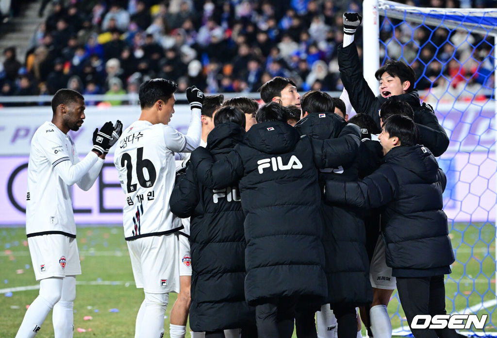3일 오후 경기도 수원월드컵경기장에서 ‘K리그 승강 플레이오프(PO)’ 1차전 수원 삼성과 제주 SK의 경기가 열렸다.K리그1 11위인 제주와 K리그2 2위인 수원의 격돌이다. 1부리그의 주인공을 정하는 이번 승강 PO는 홈 앤드 어웨이 방식으로 치러진다. 3일 수원에서 1차전을 치른 뒤 7일 제주월드컵경기장으로 장소를 옮겨 2차전을 벌인다.후반 제주 유리 조나탄이 페널티킥 선제골을 작렬시킨 뒤 동료들과 기뻐하고 있다. 2025.12.03 / dreamer@osen.co.kr