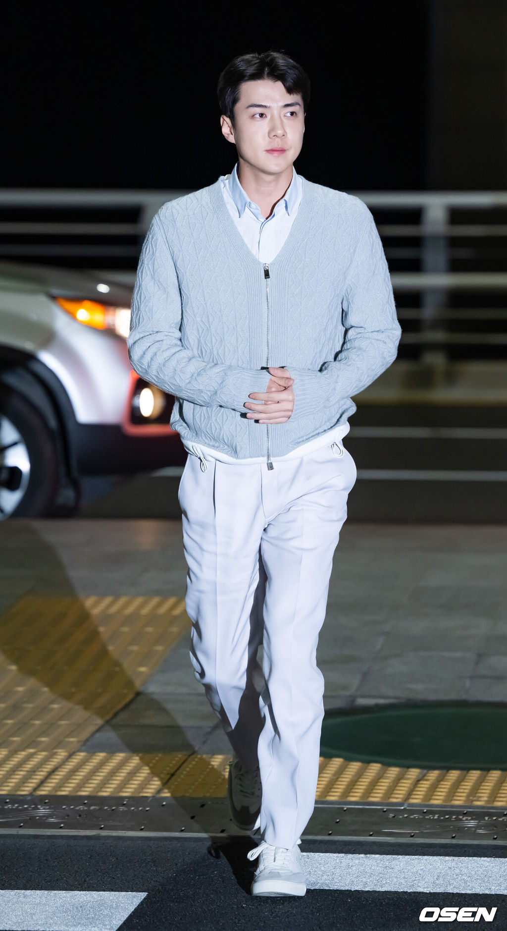 엑소 세훈(EXO, SEHUN) 1일 오후 인천 중구 운서동 인천국제공항 제 1여객터미널을 통해 ‘디올 2023 가을 남성 컬렉션 쇼 DIOR 2023 FALL MEN’S COLLECTION’에 참석하기 위해 이집트 카이로로 출국했다.<br /><br />세훈이 출국장으로 이동하고 있다. 2022.12.01 / rumi@osen.co.kr