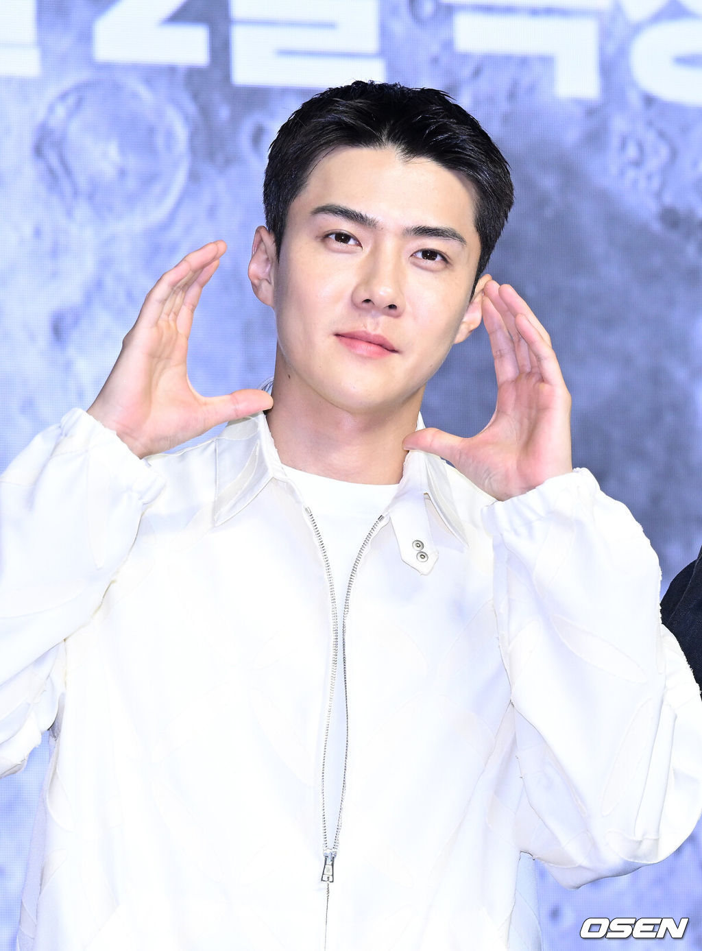 25일 오후 서울 영등포 타임스퀘어에서 영화 '더 문' 레드카펫 쇼케이스 및 VIP 시사회가 열렸다.<br /><br />그룹 엑소 세훈이 포토타임을 가지고 있다. 2023.07.25 /sunday@osen.co.kr