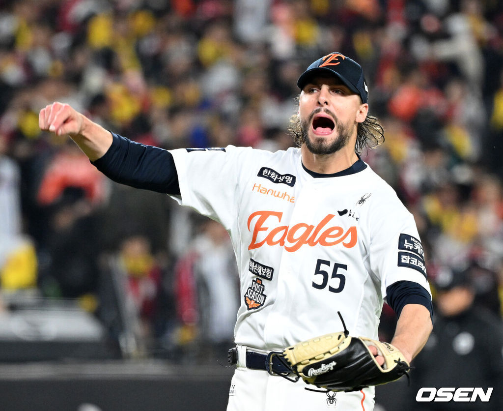 30일 대전 한화생명볼파크에서 2025 신한 SOL Bank KBO리그 포스트시즌 한국시리즈 4차전 한화 이글스와 LG 트윈스의 경기가 열렸다.이날 경기에 한화는 와이스를, LG는 치리노스를 선발투수로 내세웠다. 7회초 1사 1,2루에서 한화 와이스가 LG 문성주를 병살타로 처리하고 환호하고 있다. 2025.10.30 /sunday@osen.co.kr