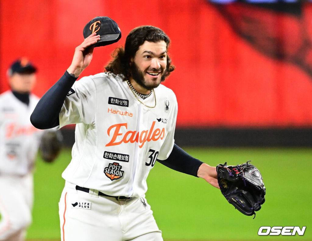 29일 대전시 중구 부사동 대전한화생명볼파크에서 2025 신한 SOL Bank KBO리그 포스트시즌 한국시리즈 3차전 한화 이글스와 LG 트윈스의 경기가 진행됐다.이날 경기에 한화는 폰세를, LG는 손주영을 선발투수로 내세웠다. 2회초 2사 1루에서 한화 폰세가 LG 박동원을 삼진 처리하며 최재훈을 향해 모자를 벗어 인사를 하고 있다. 2025.10.29 /jpnews@osen.co.kr