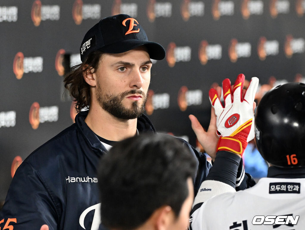 30일 대전 한화생명볼파크에서 2025 신한 SOL Bank KBO리그 포스트시즌 한국시리즈 4차전 한화 이글스와 LG 트윈스의 경기가 열렸다.이날 경기에 한화는 와이스를, LG는 치리노스를 선발투수로 내세웠다. 4회말 1사 2,3루에서 한화 하주석의 타점 때 와이스가 더그아웃에서 환호하고 있다. 2025.10.30 /sunday@osen.co.kr