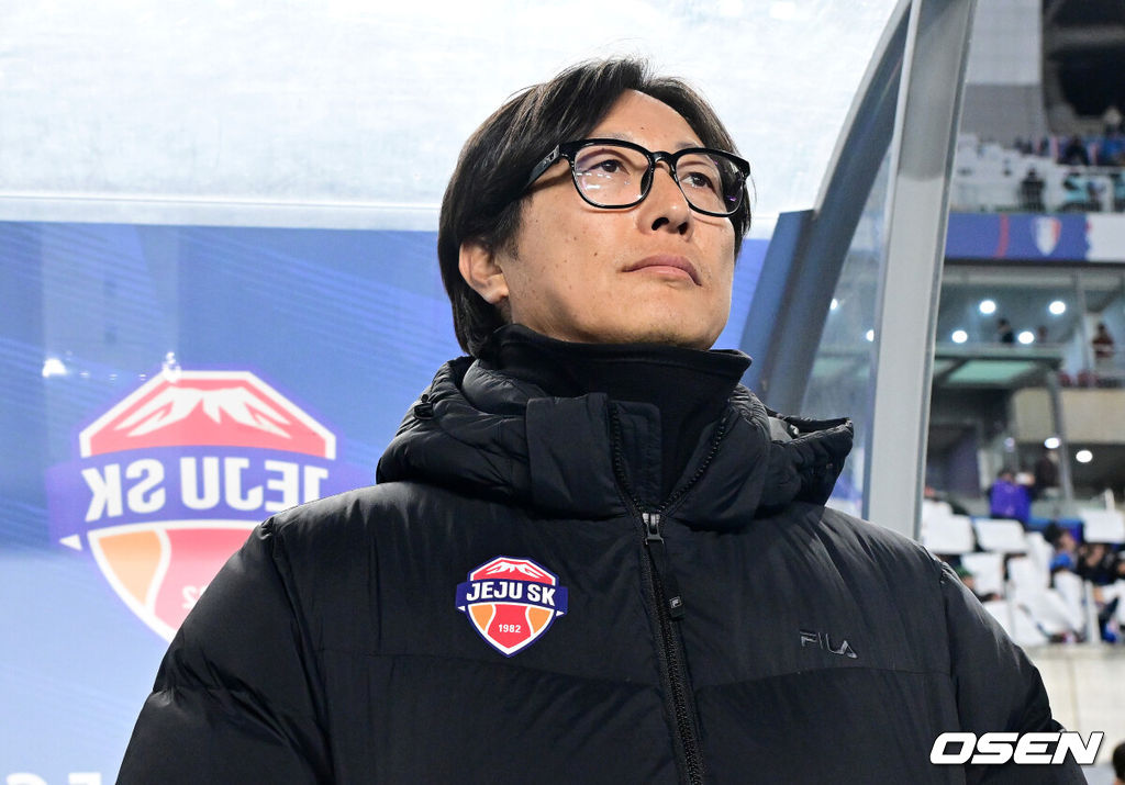 3일 오후 경기도 수원월드컵경기장에서 ‘K리그 승강 플레이오프(PO)’ 1차전 수원 삼성과 제주 SK의 경기가 열렸다.K리그1 11위인 제주와 K리그2 2위인 수원의 격돌이다. 1부리그의 주인공을 정하는 이번 승강 PO는 홈 앤드 어웨이 방식으로 치러진다. 3일 수원에서 1차전을 치른 뒤 7일 제주월드컵경기장으로 장소를 옮겨 2차전을 벌인다.경기를 앞두고 제주 김정수 감독대행이 피치를 바라보고 있다. 2025.12.03 / dreamer@osen.co.kr