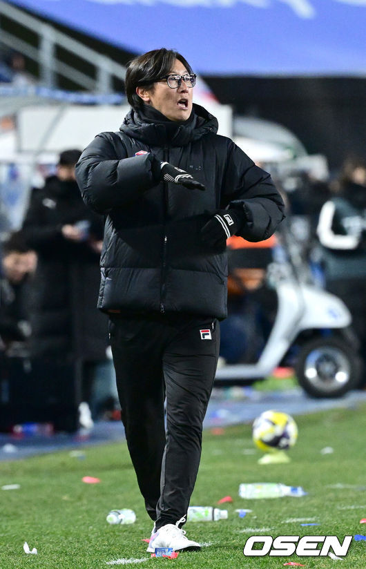 [OSEN=수원월드컵경기장, 최규한 기자] 3일 오후 경기도 수원월드컵경기장에서 ‘K리그 승강 플레이오프(PO)’ 1차전 수원 삼성과 제주 SK의 경기가 열렸다.이날 경기는 제주가 1-0으로 승리하며 잔류에 청신호를 켰다.후반 제주 김정수 감독대행이 작전지시를 내리고 있다. 2025.12.03 / dreamer@osen.co.kr