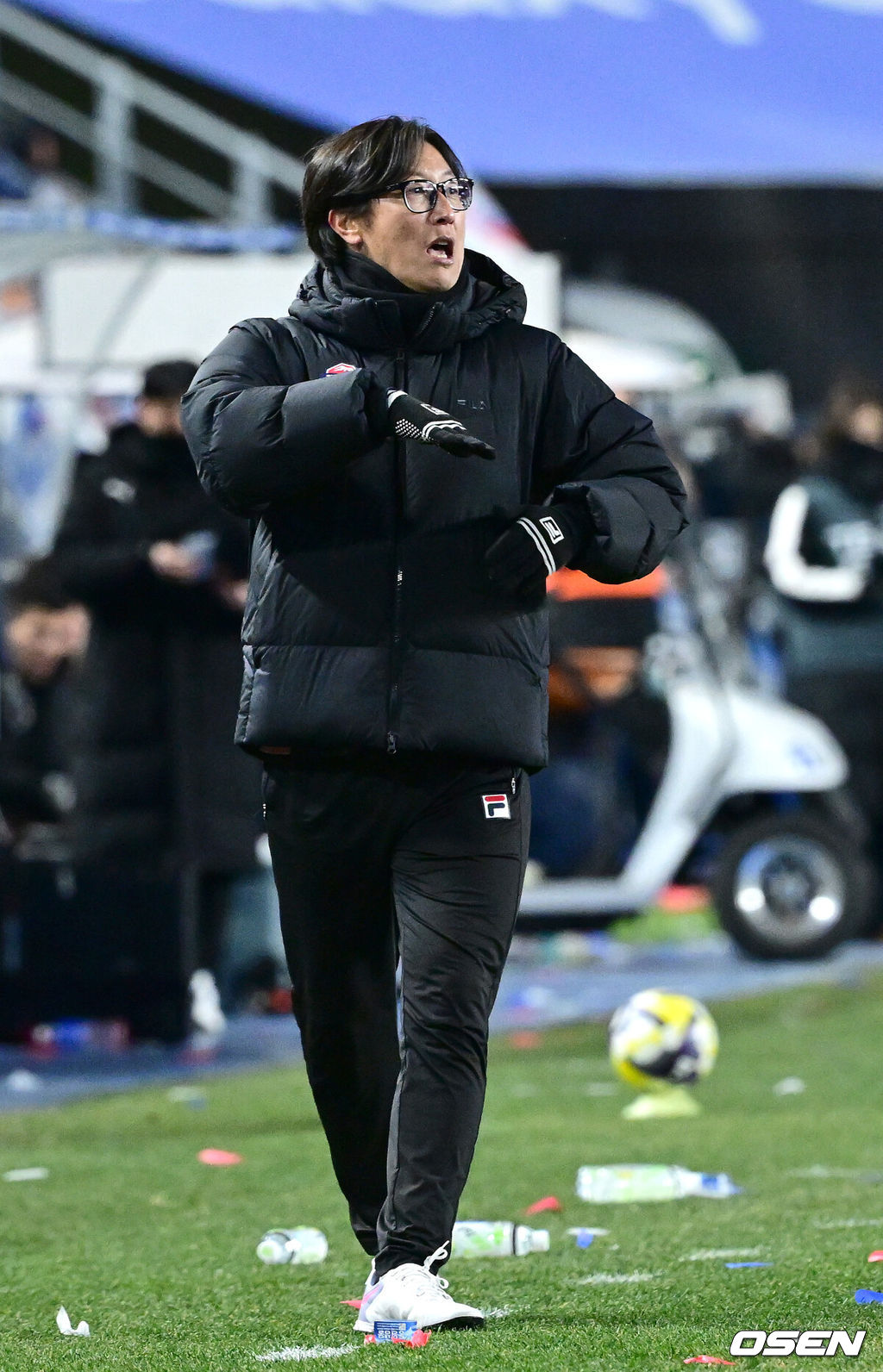 3일 오후 경기도 수원월드컵경기장에서 ‘K리그 승강 플레이오프(PO)’ 1차전 수원 삼성과 제주 SK의 경기가 열렸다.이날 경기는 제주가 1-0으로 승리하며 잔류에 청신호를 켰다.후반 제주 김정수 감독대행이 작전지시를 내리고 있다. 2025.12.03 / dreamer@osen.co.kr