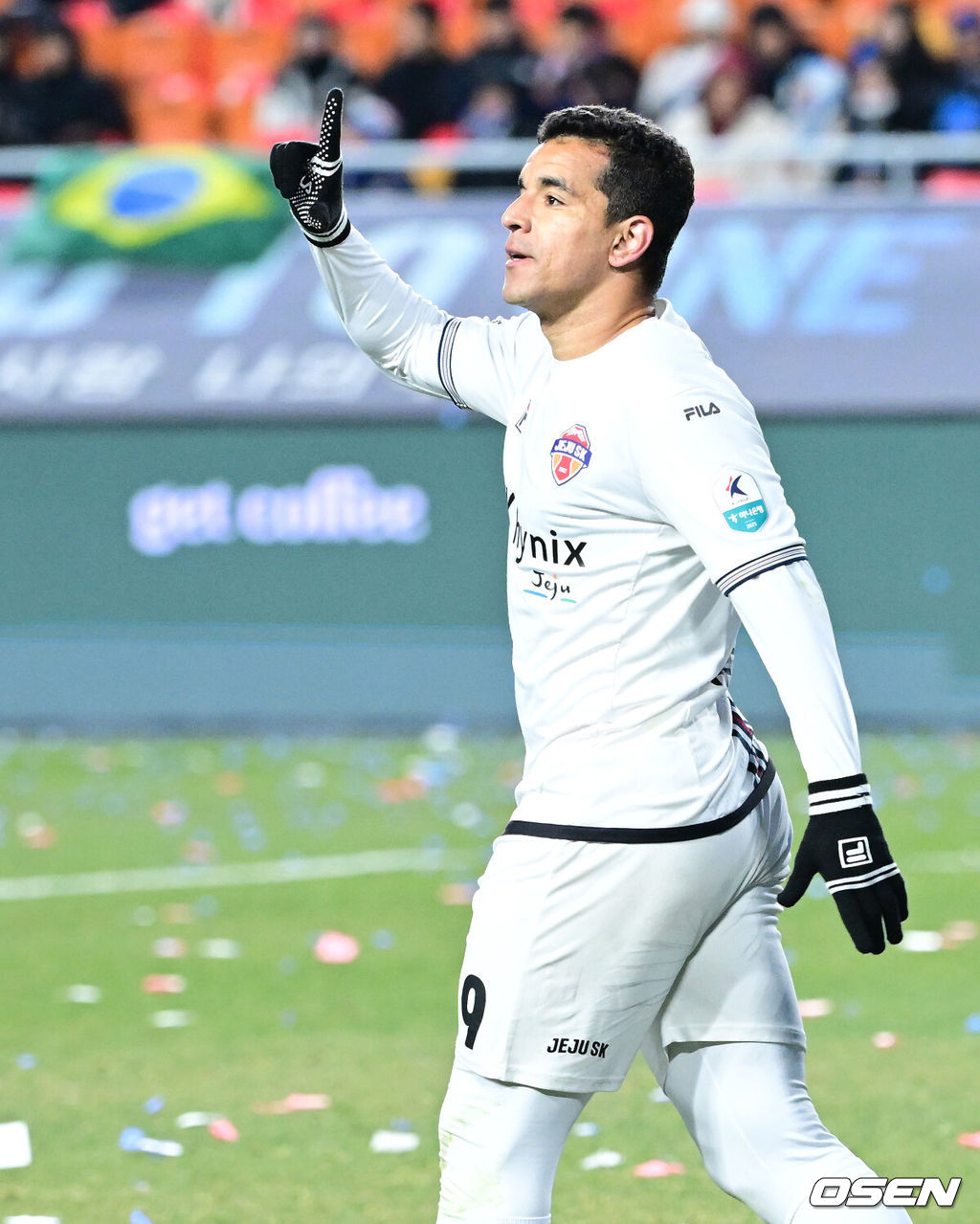 3일 오후 경기도 수원월드컵경기장에서 ‘K리그 승강 플레이오프(PO)’ 1차전 수원 삼성과 제주 SK의 경기가 열렸다.K리그1 11위인 제주와 K리그2 2위인 수원의 격돌이다. 1부리그의 주인공을 정하는 이번 승강 PO는 홈 앤드 어웨이 방식으로 치러진다. 3일 수원에서 1차전을 치른 뒤 7일 제주월드컵경기장으로 장소를 옮겨 2차전을 벌인다.후반 제주 유리 조나탄이 페널티킥 선제골을 작렬시킨 뒤 기뻐하고 있다. 2025.12.03 / dreamer@osen.co.kr