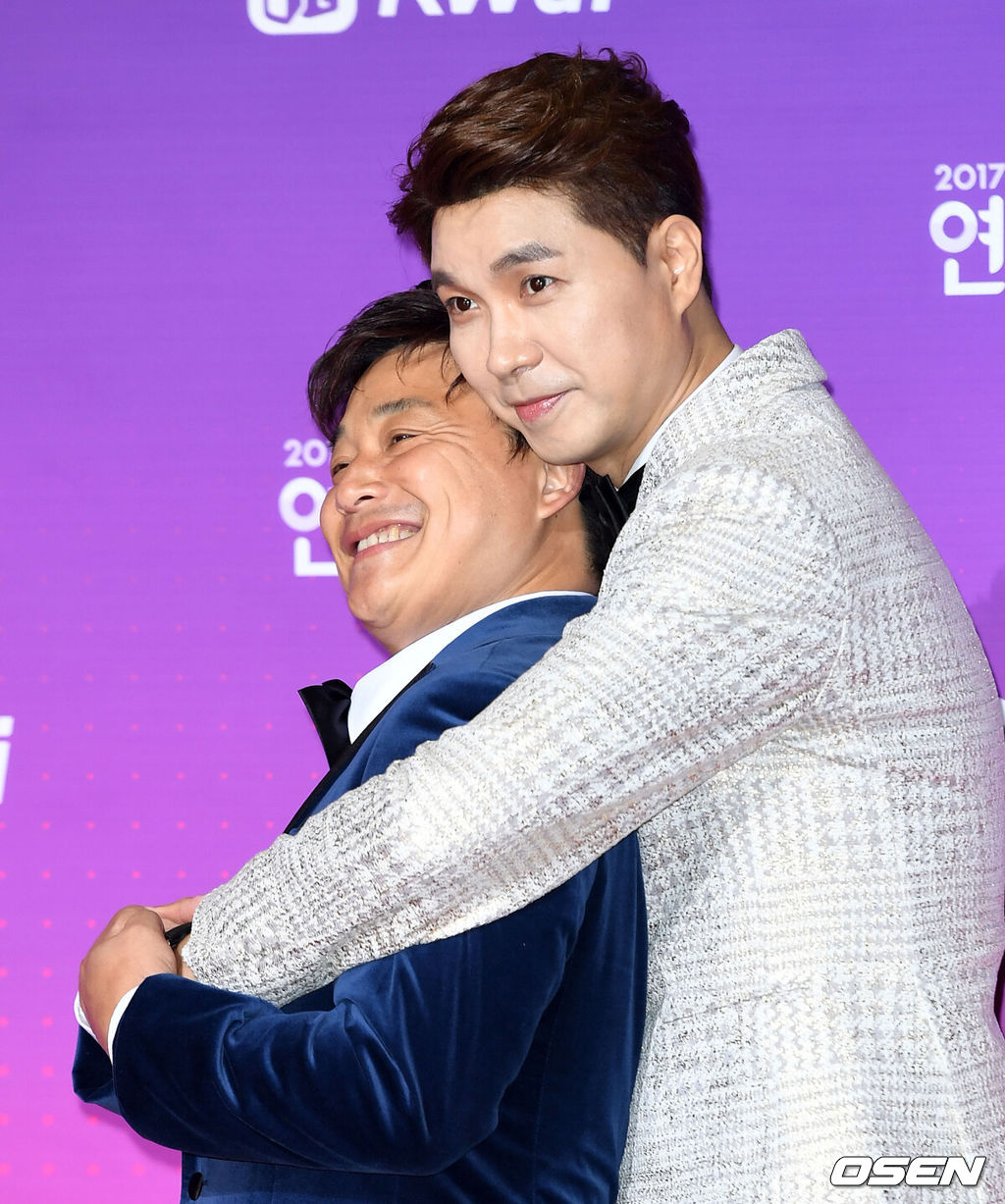 30일 오후 서울 상암동 SBS 프리즘 타워에서 '2017 SBS 연예대상' 레드카펫 행사가 열렸다.개그맨 박수홍, 윤정수가 레드카펫을 밟고 있다./sunday@osen.co.kr