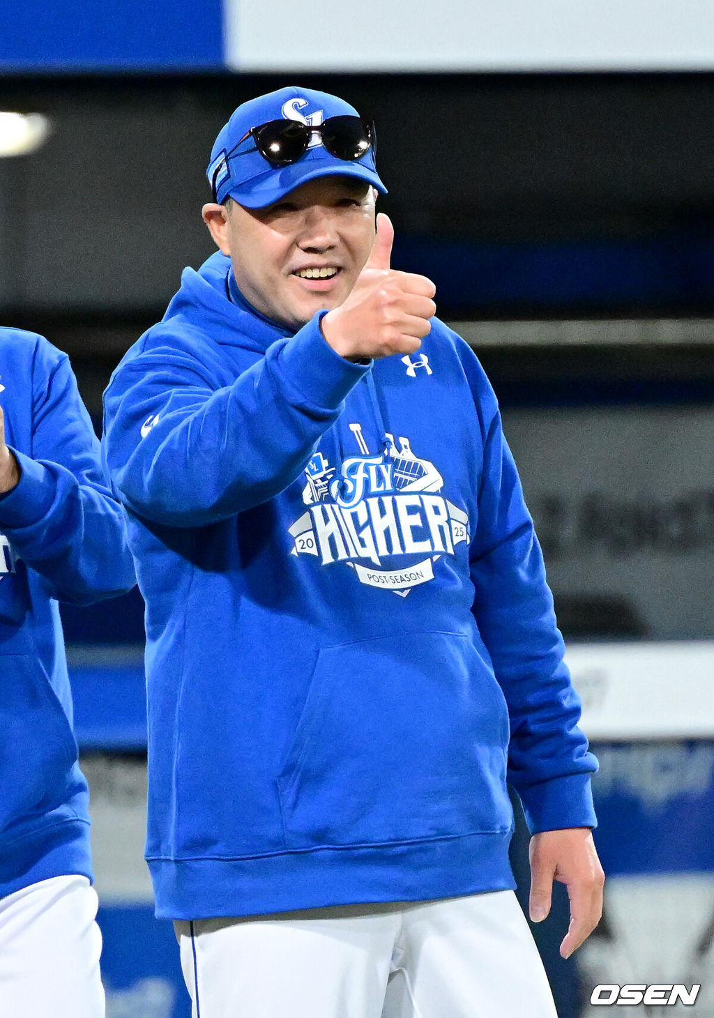 프로야구 삼성 라이온즈가 김영웅의 대활약에 힘입어 플레이오프를 5차전으로 끌고 간다.삼성은 22일 대구 삼성 라이온즈파크에서 열린 '2025 신한 SOL뱅크 KBO리그' 포스트스진 플레이오프 4차전 한화 이글스와의 경기에서 7-4로 역전승을 거뒀다. 이로써 삼성은 시리즈 전적 2승2패를 만들며 승부를 5차전까지 끌고 갔다. 이날 김영웅이 동점 스리런 홈런과 역전 스리런 홈런을 연달아 뽑아내며 승리를 이끌었다. 경기를 마치고 승리한 삼성 박진만 감독이 선수들을 맞이하며 인사를 전하고 있다. 2025.10.22 / dreamer@osen.co.kr