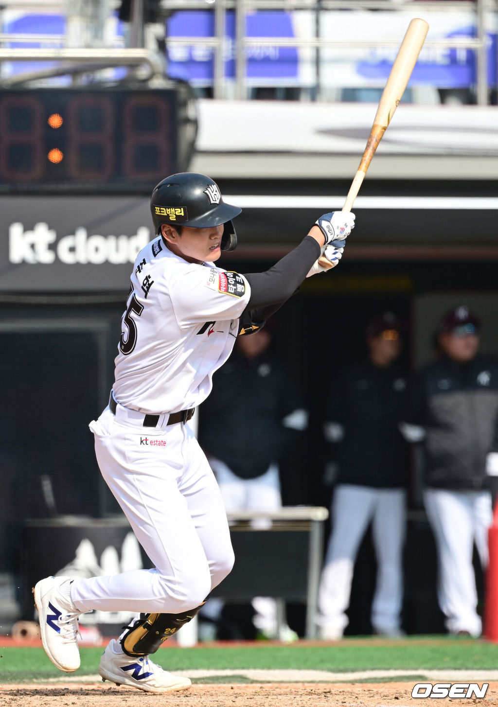 10일 오후 수원KT위즈파크에서  2025 신한 SOL뱅크 KBO 리그 시범경기 KT 위즈와 키움 히어로즈의 경기가 열렸다.KBO리그 10개 구단은 오는 18일까지 시범경기 10경기를 소화한다. 2025시즌 개막전은 오는 22일 개최된다. 개막전 매치업은 LG-롯데(서울 잠실구장), KIA-NC(광주-기아챔피언스필드), SSG-두산(인천 SSG랜더스필드), KT-한화(수원 KT위즈파크), 삼성-키움(대구 삼성라이온즈파크)이다.5회말 1사 2루 KT 윤준혁이 1타점 적시타를 날리고 있다. 2025.03.10 / ksl0919@osen.co.kr