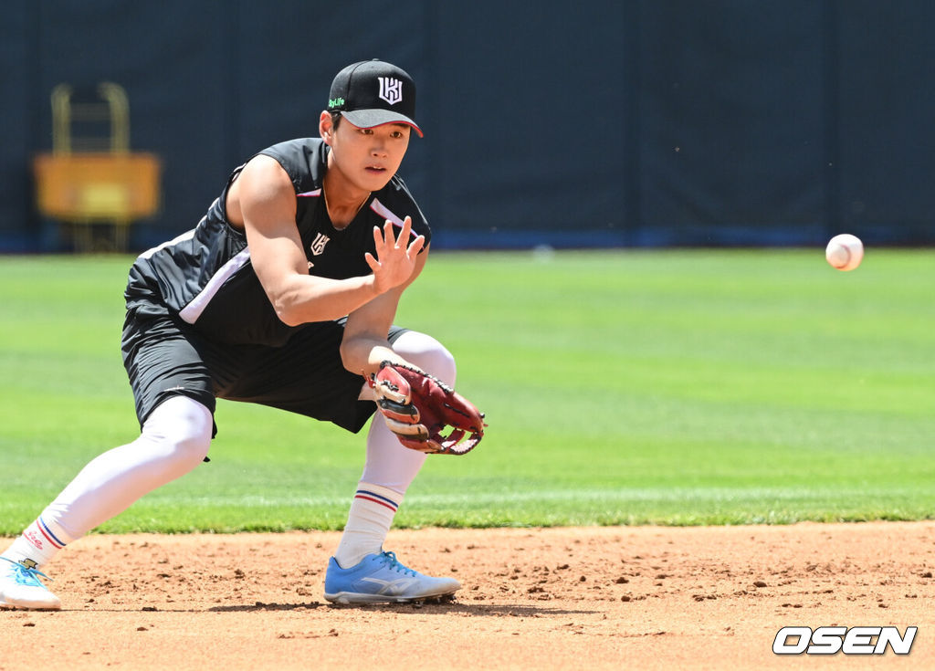 4일 오후 수원 KT위즈파크에서 ‘2025 신한 SOL Bank KBO리그’ KT 위즈와 키움 히어로즈의 경기가 열린다.이날 경기에 홈팀 KT는 쿠에바스, 원정팀 키움은 김선기를 선발로 내세웠다.KT 윤준혁이 훈련을 하고 있다. 2025.05.04 /cej@osen.co.kr