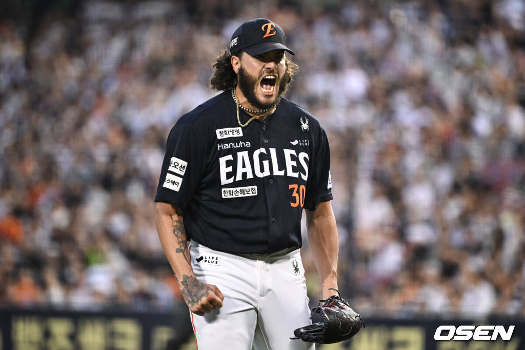 24일 오후 서울 잠실야구장에서 2025 신한 SOL Bank KBO리그 두산 베어스와 한화 이글스의 경기가 열렸다.이날 두산은 최승용, 한화는 폰세를 선발로 내세웠다.한화 폰세가 5회말 2사 3루에서 두산 양석환을 땅볼로 처리한 뒤 포효하고 있다. 2025.07.24 /cej@osen.co.kr