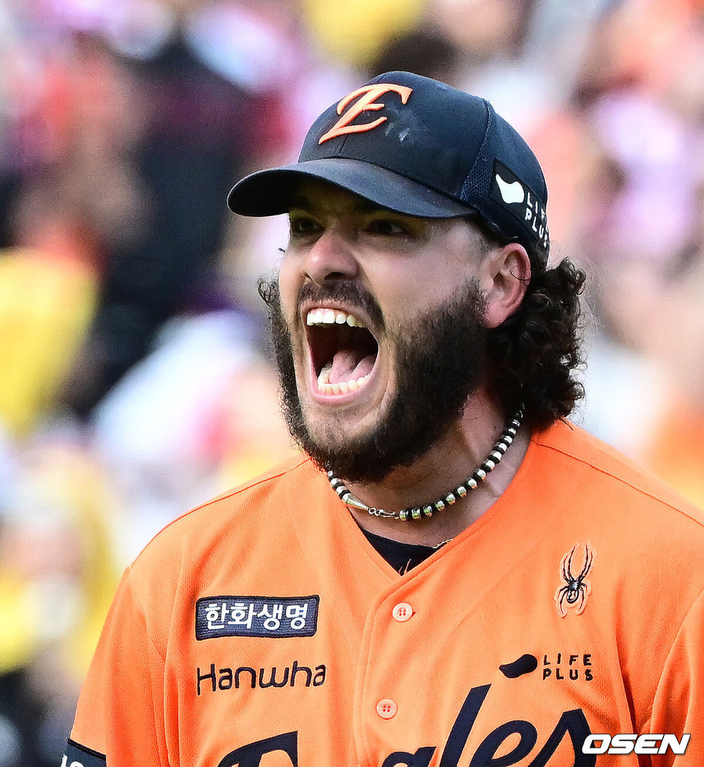 14일 대전 한화생명볼파크에서 2025 신한 SOL Bank KBO리그 한화 이글스와 LG 트윈스의 경기가 열렸다.LG가 40승 26패 1무(승률 .606)로 1위, 한화는 40승 27패(승률 .597)로 2위다. 0.5경기 차이다. 경기 결과에 따라 1위가 바뀔 수도 있다. 이날 한화는 폰세, LG는 임찬규를 선발로 내세웠다.2회초 만루 위기를 넘긴 한화 폰세가 포효하고 있다. 2025.06.14 /jpnews@osen.co.kr