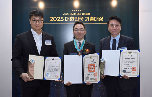 현대차·기아, 2025 대한민국 기술대상 수상자.  왼쪽부터 현대차·기아 관절로보틱스팀 윤주영 팀장(장관상), 현대차·기아 차량제어개발센터장 오종한 상무(동탑산업훈장), 현대차·기아 기초소재연구센터장 홍승현 상무(대통령상).