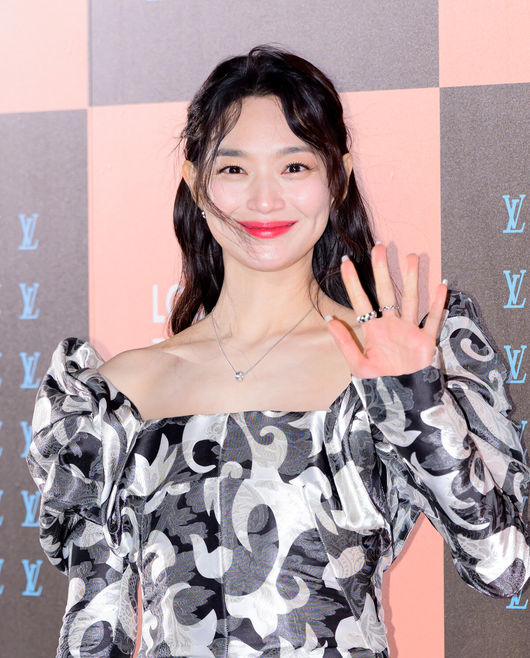 3일 오후 서울 중구 신세계 백화점 본점에서 루이비통의 포토콜 행사가 열렸다.이날 블랙핑크 리사, BTS 제이홉, 스트레이키즈 필릭스, 배우 공유, 배우 전지현, 배우 정호연, 배우 신민아, 배우 원지안이 참석해 자리를 빛냈다.배우 신민아가 포토타임을 가지고 있다. 2025.12.03 /sunday@osen.co.kr