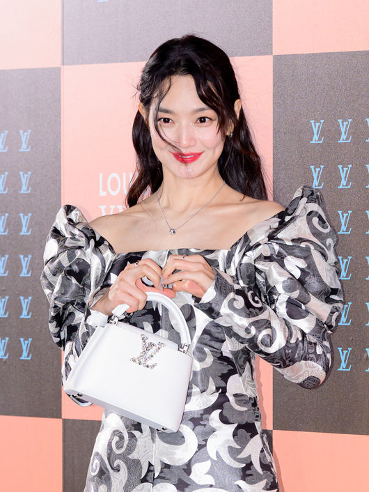 3일 오후 서울 중구 신세계 백화점 본점에서 루이비통의 포토콜 행사가 열렸다.이날 블랙핑크 리사, BTS 제이홉, 스트레이키즈 필릭스, 배우 공유, 배우 전지현, 배우 정호연, 배우 신민아, 배우 원지안이 참석해 자리를 빛냈다.배우 신민아가 포토타임을 가지고 있다. 2025.12.03 /sunday@osen.co.kr