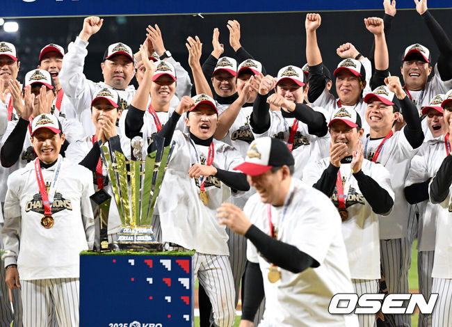 [OSEN=대전, 이대선 기자] 2025시즌 우승팀은 무적 LG 트윈스다. 프로야구 LG 트윈스는 31일 대전 한화생명볼파크에서 열린 2025 신한 SOL뱅크 KBO 한국시리즈(7전 4선승제) 한화 이글스와의 5차전에서 4-1로 승리했다. 정규시즌 1위 LG는 시리즈 전적 4승 1패로 통합우승 금자탑을 쌓았다. LG의 통합우승은 1990년, 1994년, 2023년에 이은 통산 4번째로, 염경엽 감독은 2023년 부임 후 3년 사이 팀을 두 차례나 정상에 올려놓는 위대한 업적을 달성했다. 2023년 1위, 2024년 3위, 2025년 1위로 KBO리그에 트윈스 왕조 시대를 활짝 열었다. MVP를 수상한 LG 김현수가 동료들의 축하를 받고 있다. 2025.10.31 /sunday@osen.co.kr